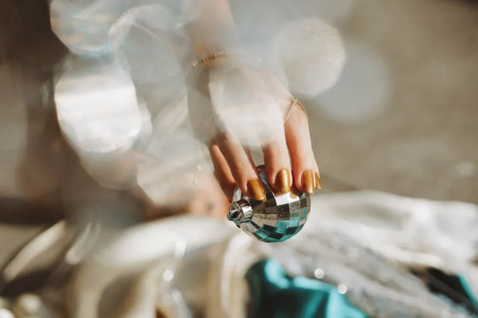 Chrome press-on nails