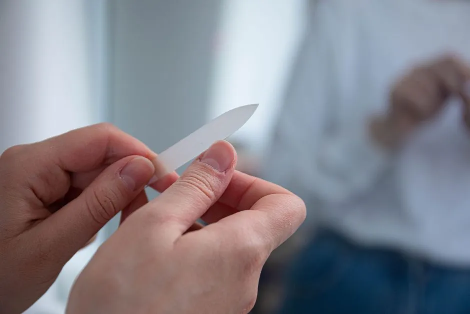 Neglefil i 180 grit bruges forsigtigt på en press on negl