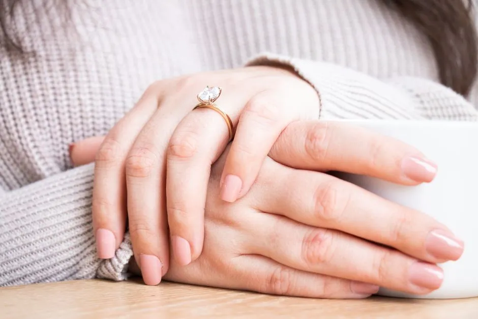 Korte milky white negle i en rolig nude nuance omkring en hvid kop
