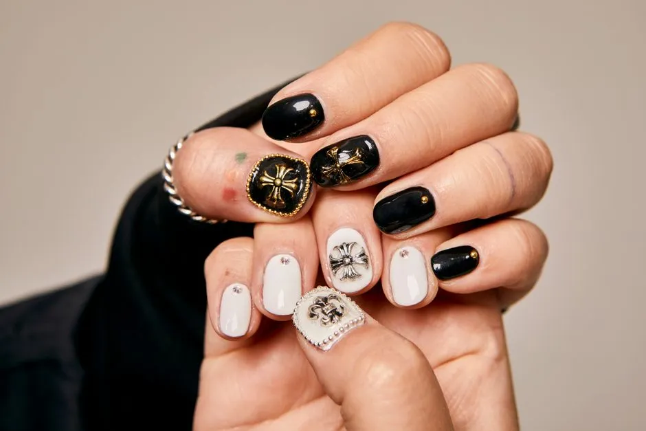 Y2k negle med detaljeret nail art og statement-design